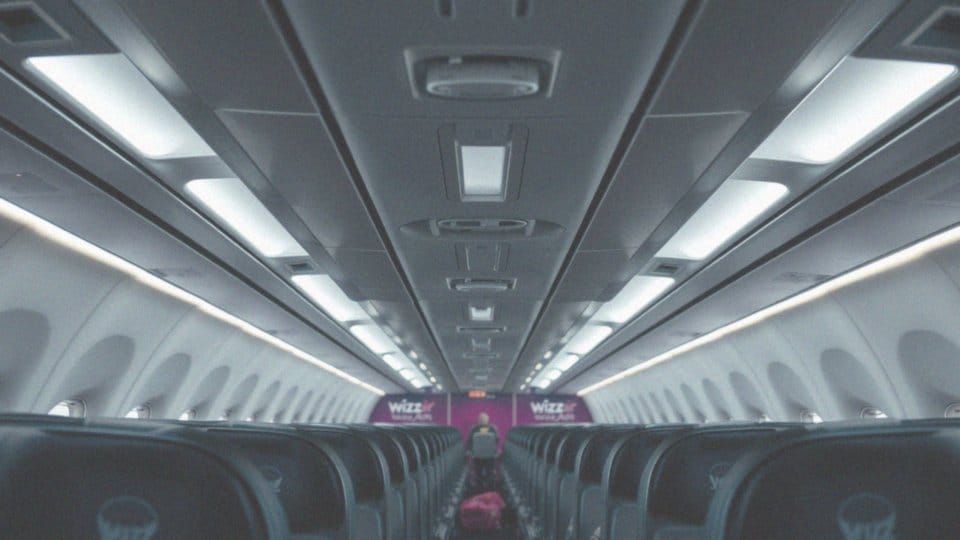 Czym jest usługa WIZZ Priority i jakie korzyści oferuje?