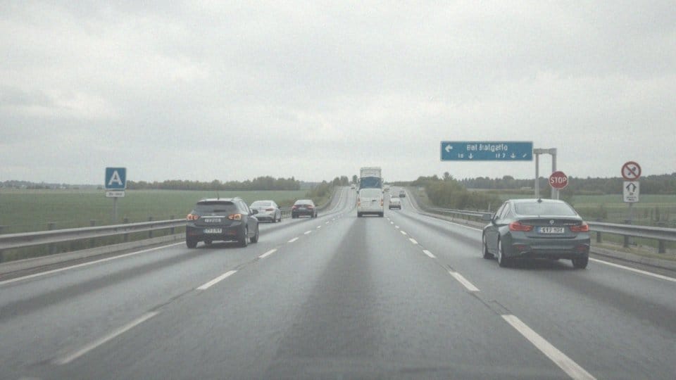 Jakie przepisy dotyczą wyprzedzania z prawej strony?