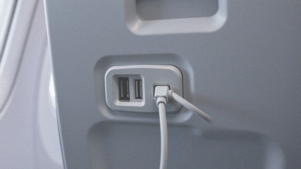 Jakie są porty ładowania USB dostępne na pokładzie samolotu?