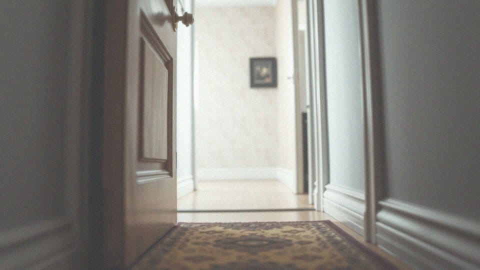 Czy meldunek tymczasowy sam wygasa? Zasady i konsekwencje