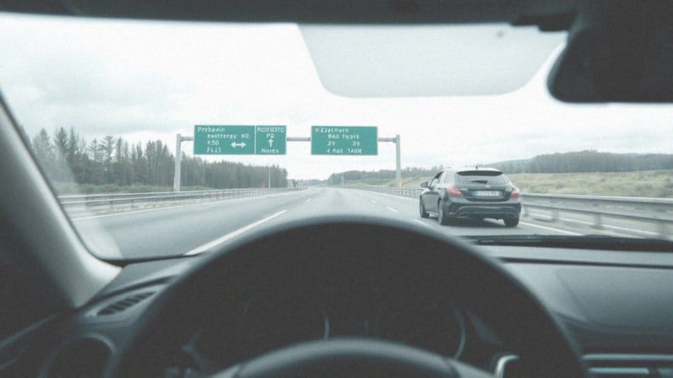 Kiedy można wyprzedzać prawym pasem? Przepisy i zasady